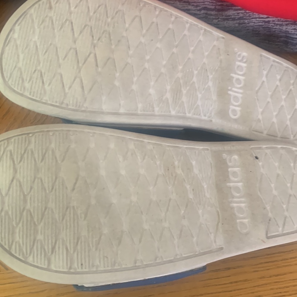 🎈🎈sale Price 🎈🎈ADIDAS slides youth size 4 - Picture 4 of 4